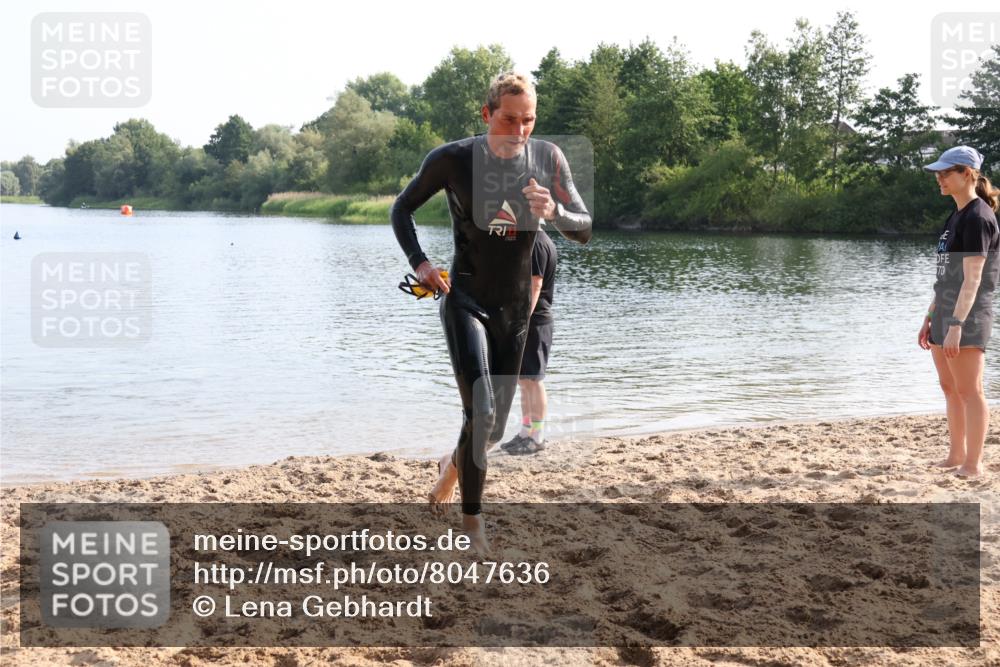 15.06.2025 - 27. Vierlanden-Triathlon Lena Gebhardt http://msf.ph/oto/8047636 15.06.2025 08:50:35 Schwimmen 143 meine-sportfotos.de