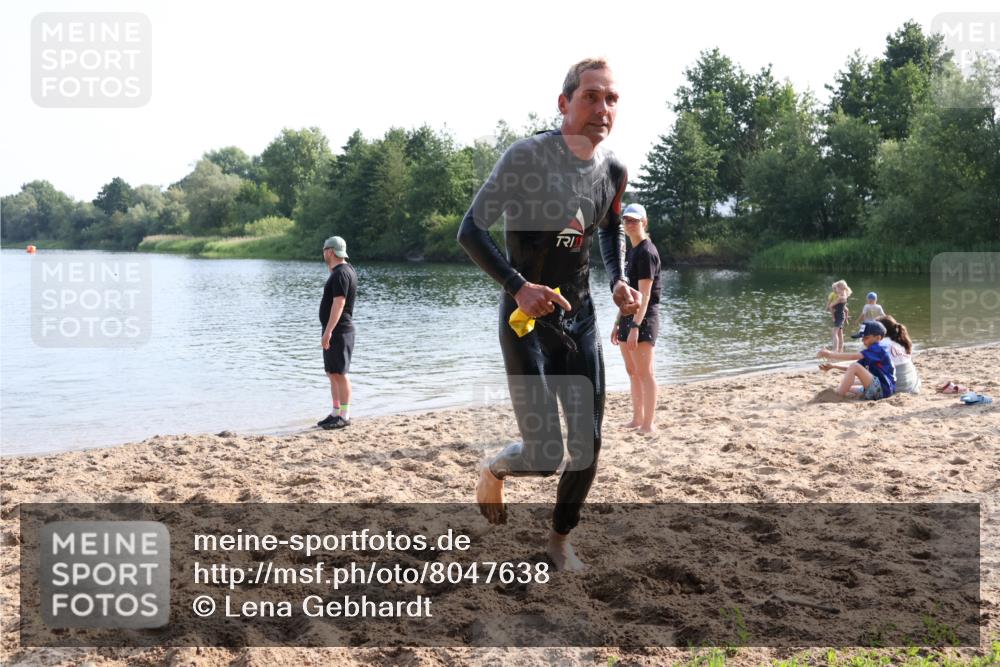 15.06.2025 - 27. Vierlanden-Triathlon Lena Gebhardt http://msf.ph/oto/8047638 15.06.2025 08:50:36 Schwimmen 143 meine-sportfotos.de