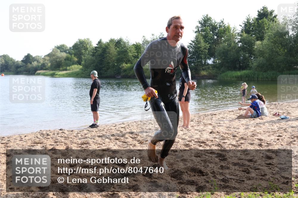 15.06.2025 - 27. Vierlanden-Triathlon Lena Gebhardt http://msf.ph/oto/8047640 15.06.2025 08:50:36 Schwimmen 143 meine-sportfotos.de