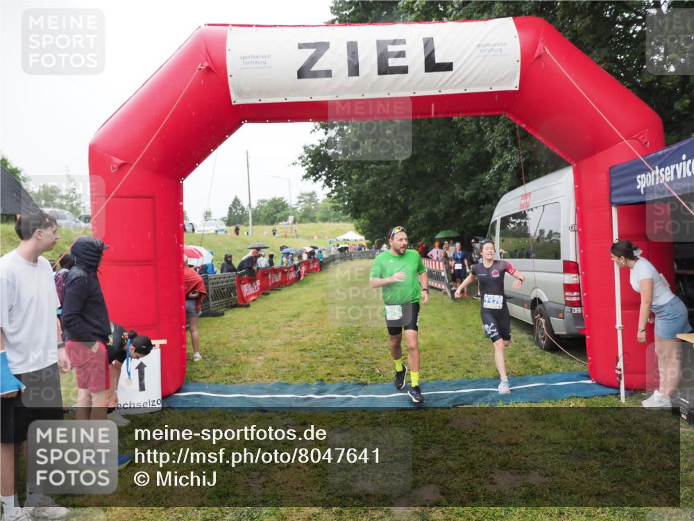 21.06.2025 - 27. Vierlanden-Triathlon MichiJ http://msf.ph/oto/8047641 15.06.2026 14:14:01 Ziel 826, 1170, 1284 meine-sportfotos.de