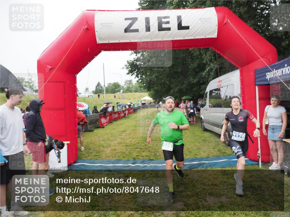 21.06.2025 - 27. Vierlanden-Triathlon MichiJ http://msf.ph/oto/8047648 15.06.2026 14:14:01 Ziel 826, 1170, 1284 meine-sportfotos.de