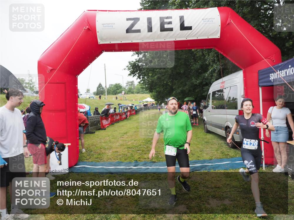 21.06.2025 - 27. Vierlanden-Triathlon MichiJ http://msf.ph/oto/8047651 15.06.2026 14:14:02 Ziel 826, 1170, 1284 meine-sportfotos.de