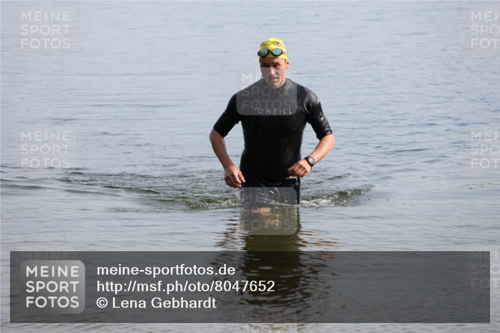 15.06.2025 - 27. Vierlanden-Triathlon Lena Gebhardt http://msf.ph/oto/8047652 15.06.2025 08:51:04 Schwimmen 90 meine-sportfotos.de