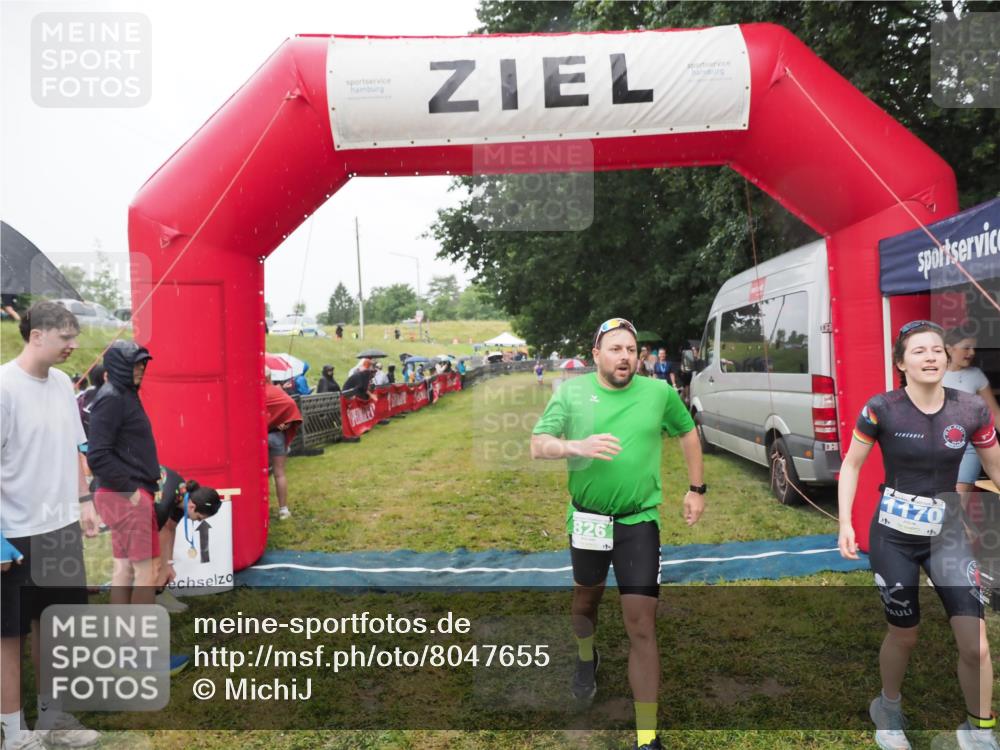 21.06.2025 - 27. Vierlanden-Triathlon MichiJ http://msf.ph/oto/8047655 15.06.2026 14:14:02 Ziel 826, 1170, 1284 meine-sportfotos.de