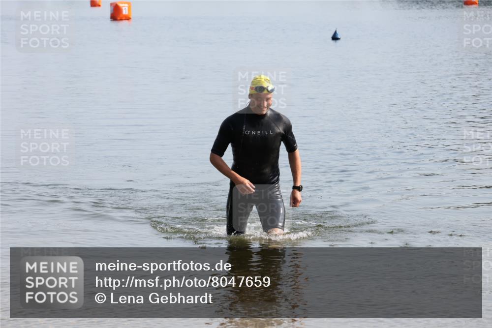 15.06.2025 - 27. Vierlanden-Triathlon Lena Gebhardt http://msf.ph/oto/8047659 15.06.2025 08:51:06 Schwimmen 90 meine-sportfotos.de