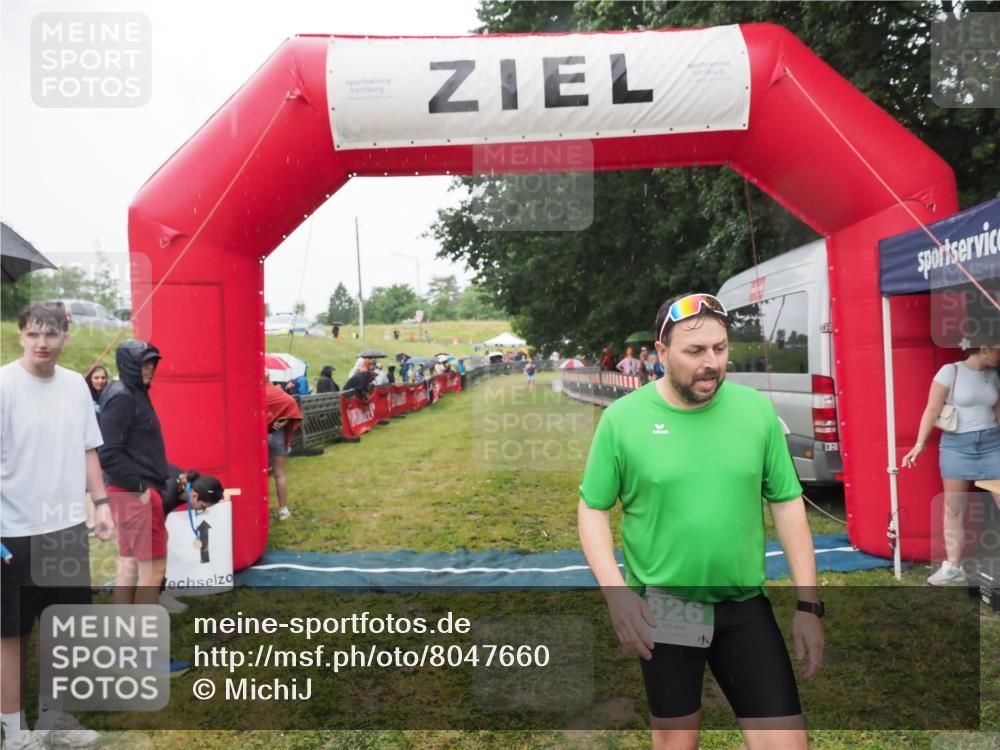 21.06.2025 - 27. Vierlanden-Triathlon MichiJ http://msf.ph/oto/8047660 15.06.2026 14:14:03 Ziel 826, 1170, 1284 meine-sportfotos.de