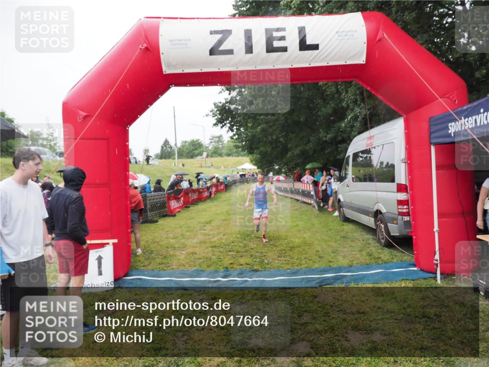 21.06.2025 - 27. Vierlanden-Triathlon MichiJ http://msf.ph/oto/8047664 15.06.2026 14:14:09 Ziel 1280 meine-sportfotos.de