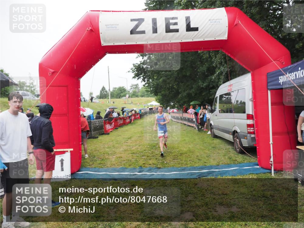 21.06.2025 - 27. Vierlanden-Triathlon MichiJ http://msf.ph/oto/8047668 15.06.2026 14:14:09 Ziel 1280 meine-sportfotos.de