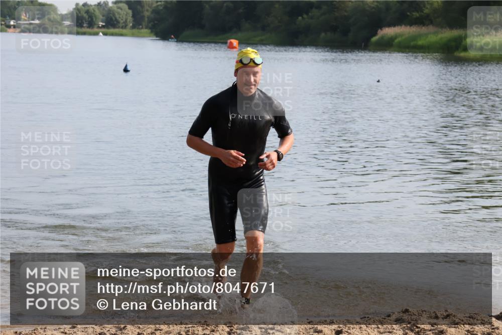 15.06.2025 - 27. Vierlanden-Triathlon Lena Gebhardt http://msf.ph/oto/8047671 15.06.2025 08:51:09 Schwimmen 90 meine-sportfotos.de
