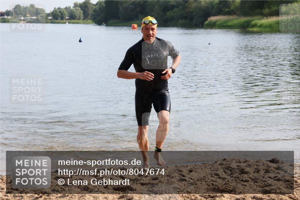 15.06.2025 - 27. Vierlanden-Triathlon Lena Gebhardt http://msf.ph/oto/8047674 15.06.2025 08:51:10 Schwimmen 90 meine-sportfotos.de