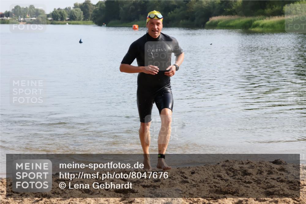 15.06.2025 - 27. Vierlanden-Triathlon Lena Gebhardt http://msf.ph/oto/8047676 15.06.2025 08:51:10 Schwimmen 90 meine-sportfotos.de
