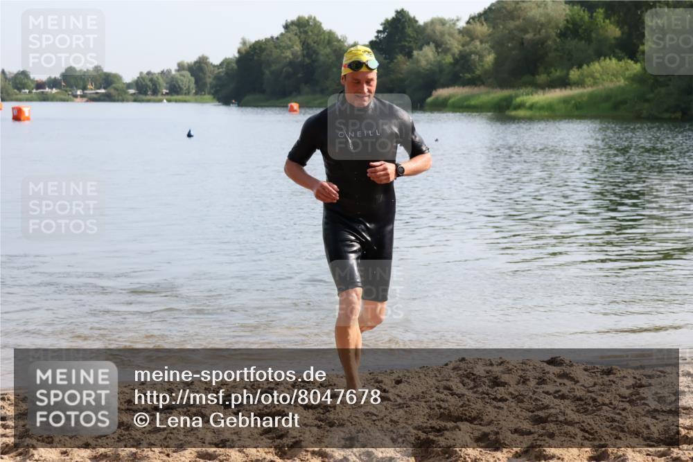 15.06.2025 - 27. Vierlanden-Triathlon Lena Gebhardt http://msf.ph/oto/8047678 15.06.2025 08:51:10 Schwimmen 90 meine-sportfotos.de