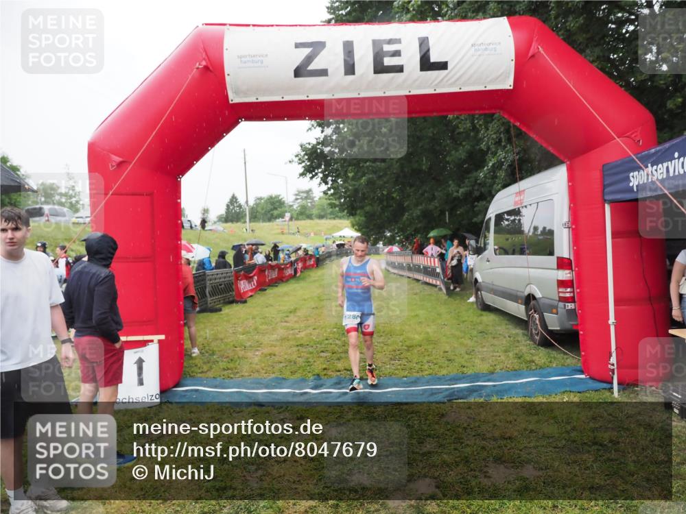 21.06.2025 - 27. Vierlanden-Triathlon MichiJ http://msf.ph/oto/8047679 15.06.2026 14:14:10 Ziel 1280 meine-sportfotos.de