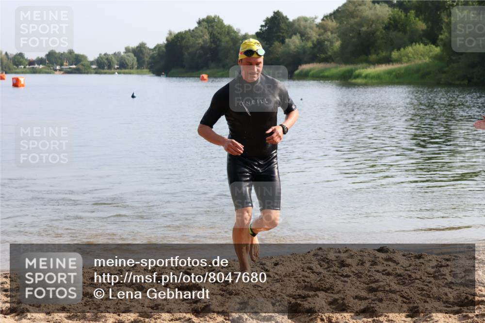 15.06.2025 - 27. Vierlanden-Triathlon Lena Gebhardt http://msf.ph/oto/8047680 15.06.2025 08:51:10 Schwimmen 90 meine-sportfotos.de