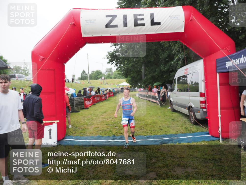21.06.2025 - 27. Vierlanden-Triathlon MichiJ http://msf.ph/oto/8047681 15.06.2026 14:14:10 Ziel 1280 meine-sportfotos.de