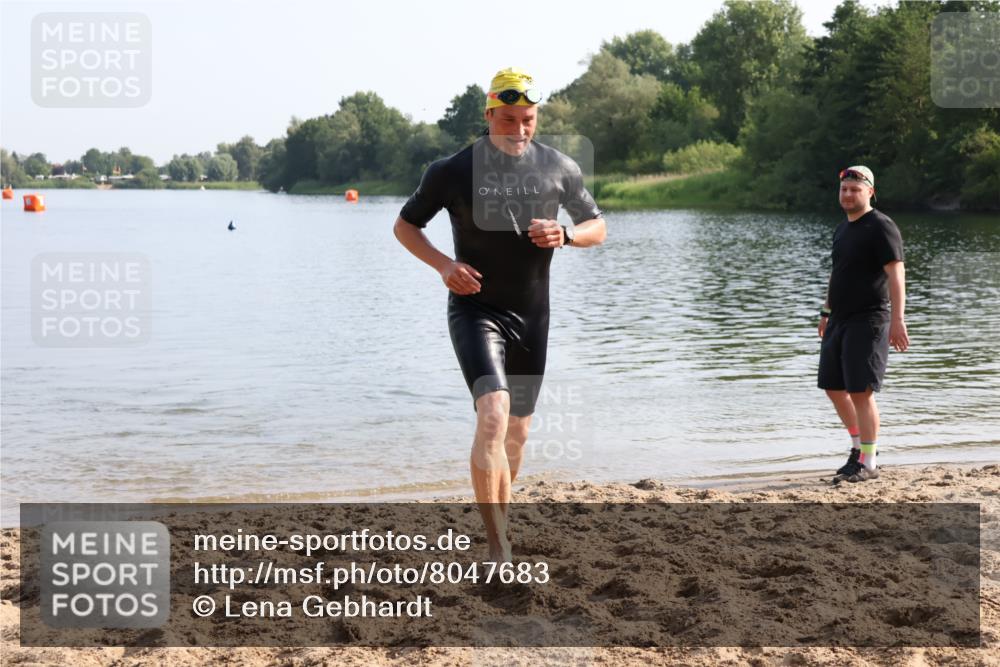 15.06.2025 - 27. Vierlanden-Triathlon Lena Gebhardt http://msf.ph/oto/8047683 15.06.2025 08:51:11 Schwimmen 90 meine-sportfotos.de