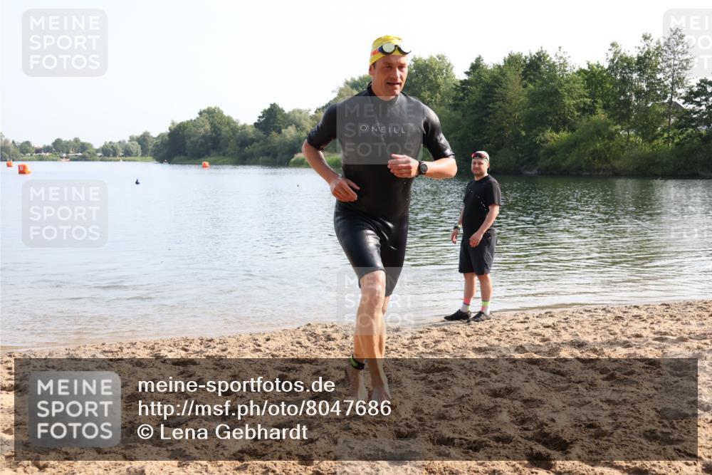 15.06.2025 - 27. Vierlanden-Triathlon Lena Gebhardt http://msf.ph/oto/8047686 15.06.2025 08:51:12 Schwimmen 90 meine-sportfotos.de