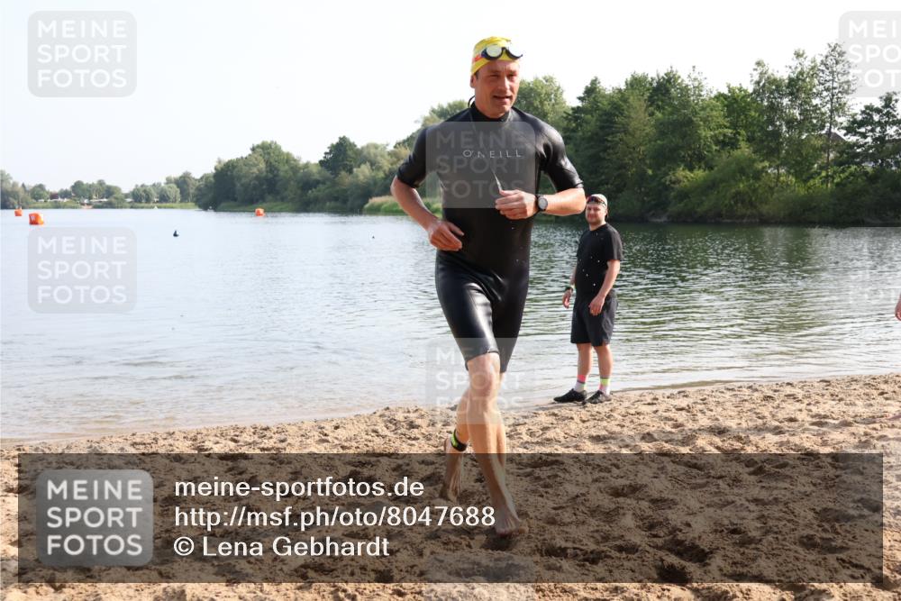 15.06.2025 - 27. Vierlanden-Triathlon Lena Gebhardt http://msf.ph/oto/8047688 15.06.2025 08:51:12 Schwimmen 90 meine-sportfotos.de