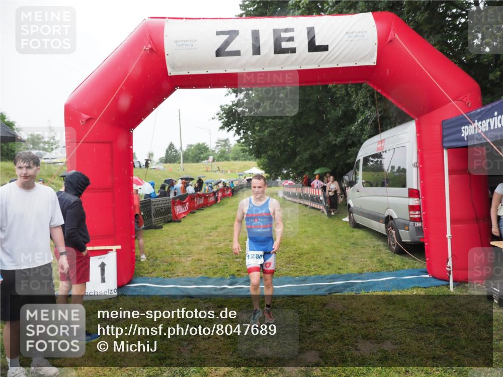 21.06.2025 - 27. Vierlanden-Triathlon MichiJ http://msf.ph/oto/8047689 15.06.2026 14:14:11 Ziel 1280 meine-sportfotos.de