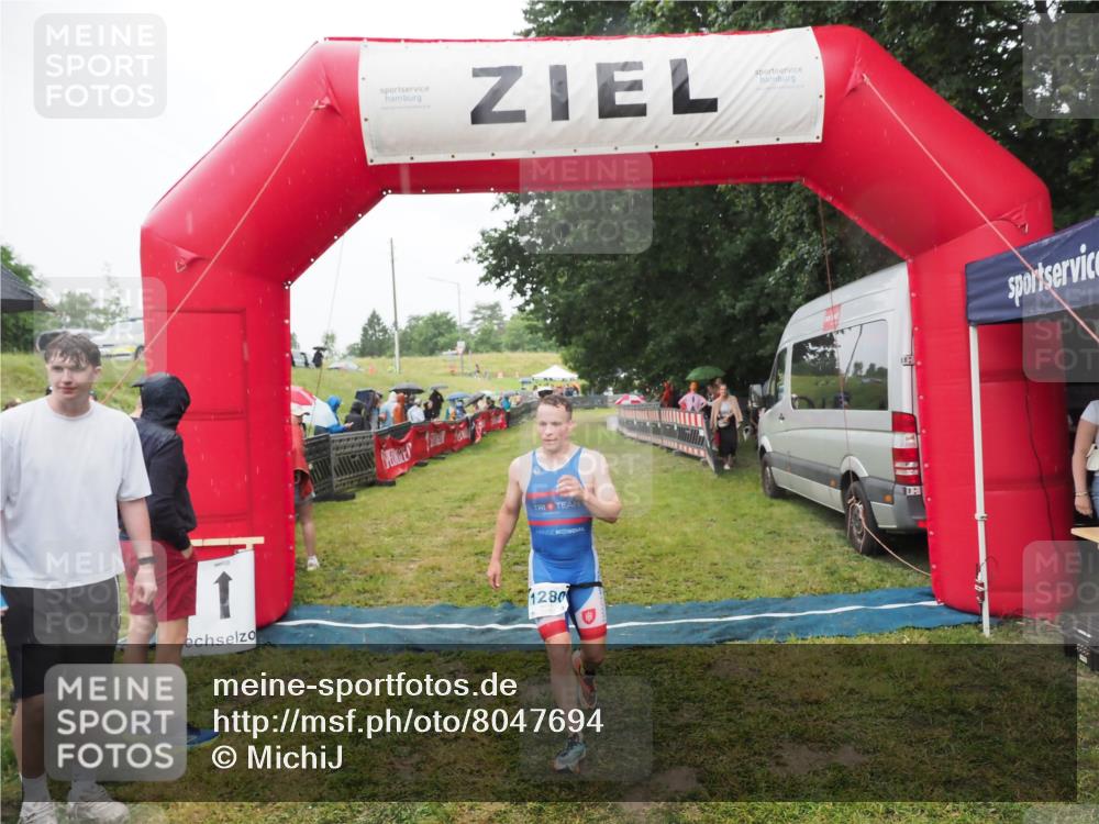 21.06.2025 - 27. Vierlanden-Triathlon MichiJ http://msf.ph/oto/8047694 15.06.2026 14:14:11 Ziel 1280 meine-sportfotos.de
