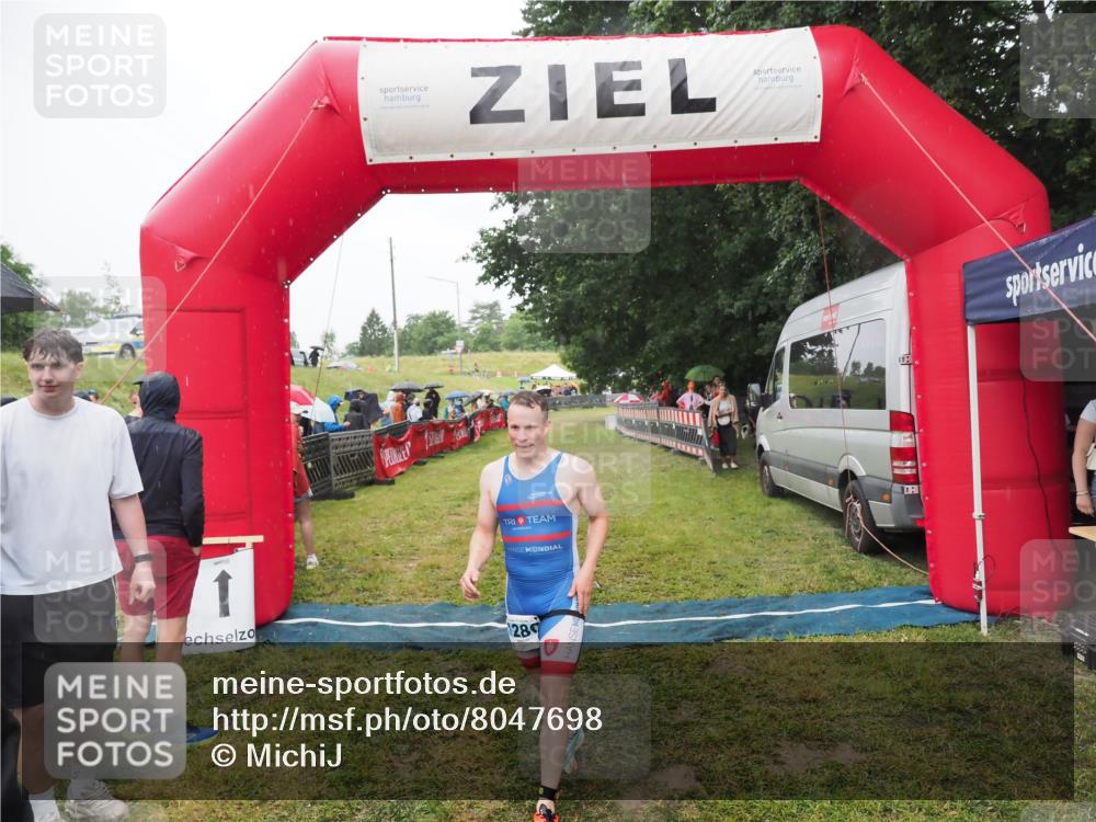 21.06.2025 - 27. Vierlanden-Triathlon MichiJ http://msf.ph/oto/8047698 15.06.2026 14:14:12 Ziel 1280 meine-sportfotos.de