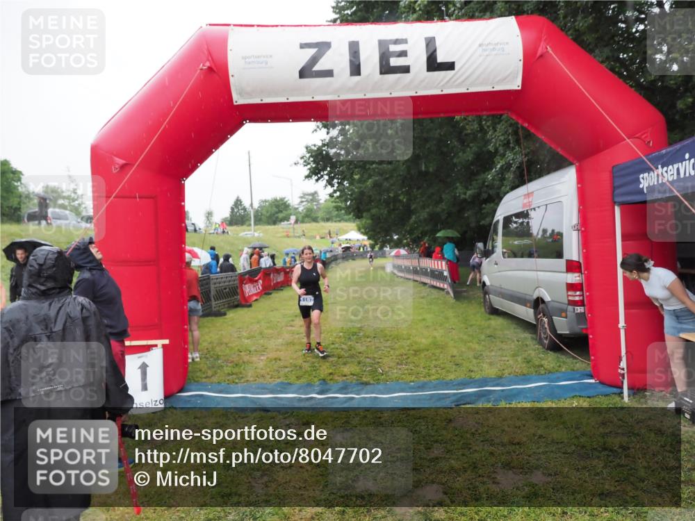 21.06.2025 - 27. Vierlanden-Triathlon MichiJ http://msf.ph/oto/8047702 15.06.2026 14:14:31 Ziel 1167 meine-sportfotos.de