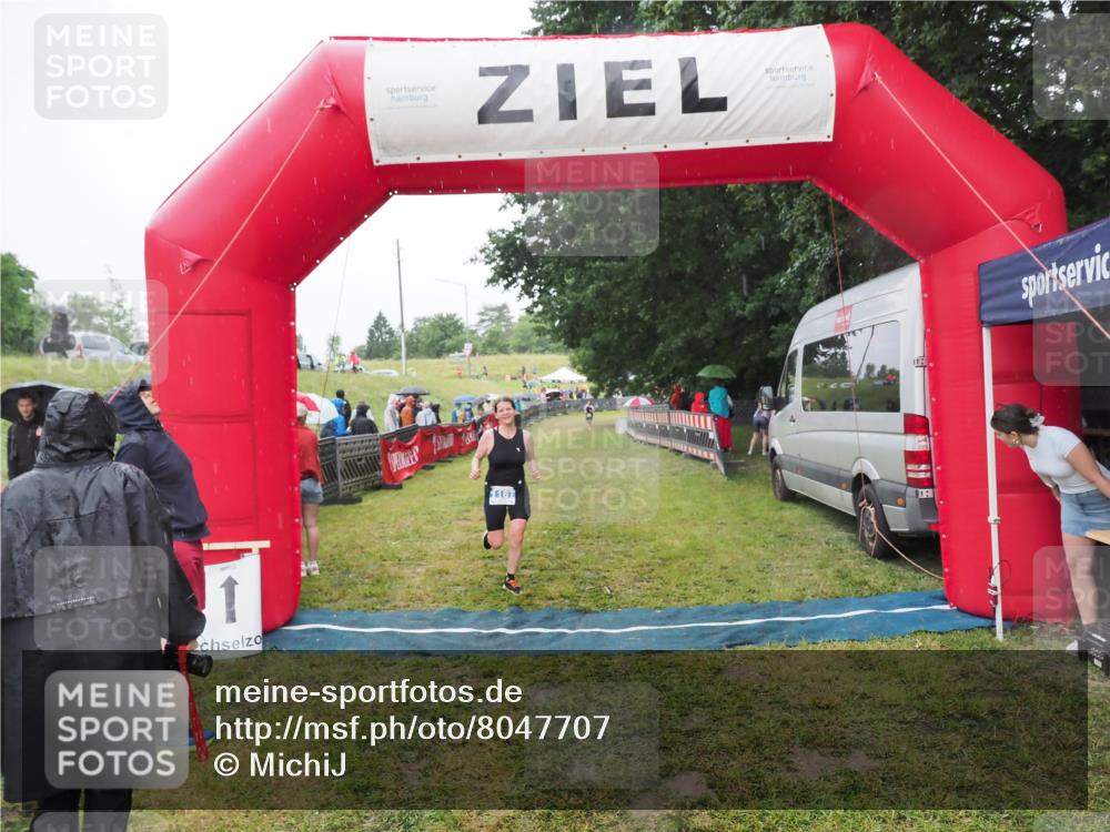 21.06.2025 - 27. Vierlanden-Triathlon MichiJ http://msf.ph/oto/8047707 15.06.2026 14:14:31 Ziel 1167 meine-sportfotos.de
