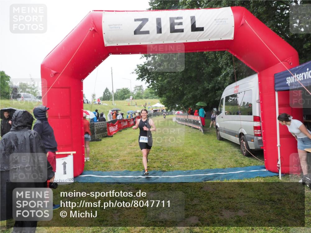 21.06.2025 - 27. Vierlanden-Triathlon MichiJ http://msf.ph/oto/8047711 15.06.2026 14:14:31 Ziel 1167 meine-sportfotos.de