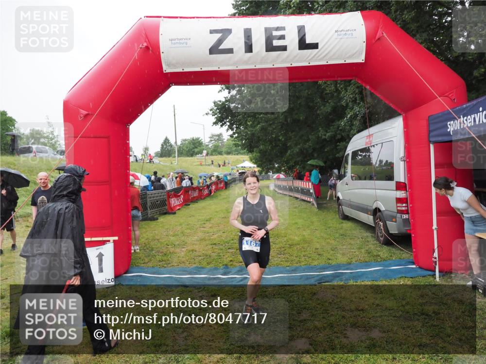 21.06.2025 - 27. Vierlanden-Triathlon MichiJ http://msf.ph/oto/8047717 15.06.2026 14:14:32 Ziel 1167 meine-sportfotos.de