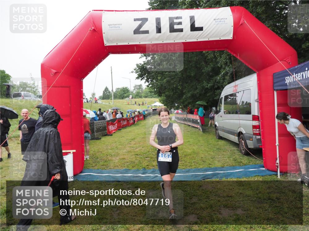 21.06.2025 - 27. Vierlanden-Triathlon MichiJ http://msf.ph/oto/8047719 15.06.2026 14:14:32 Ziel 1167 meine-sportfotos.de