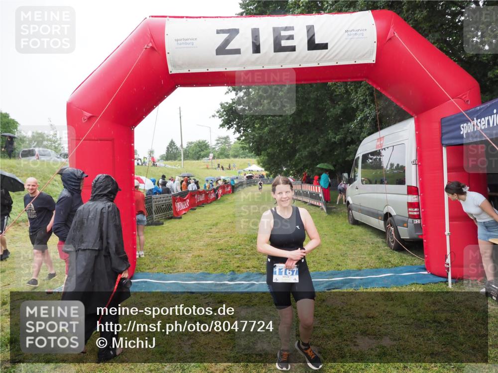21.06.2025 - 27. Vierlanden-Triathlon MichiJ http://msf.ph/oto/8047724 15.06.2026 14:14:32 Ziel 1167 meine-sportfotos.de