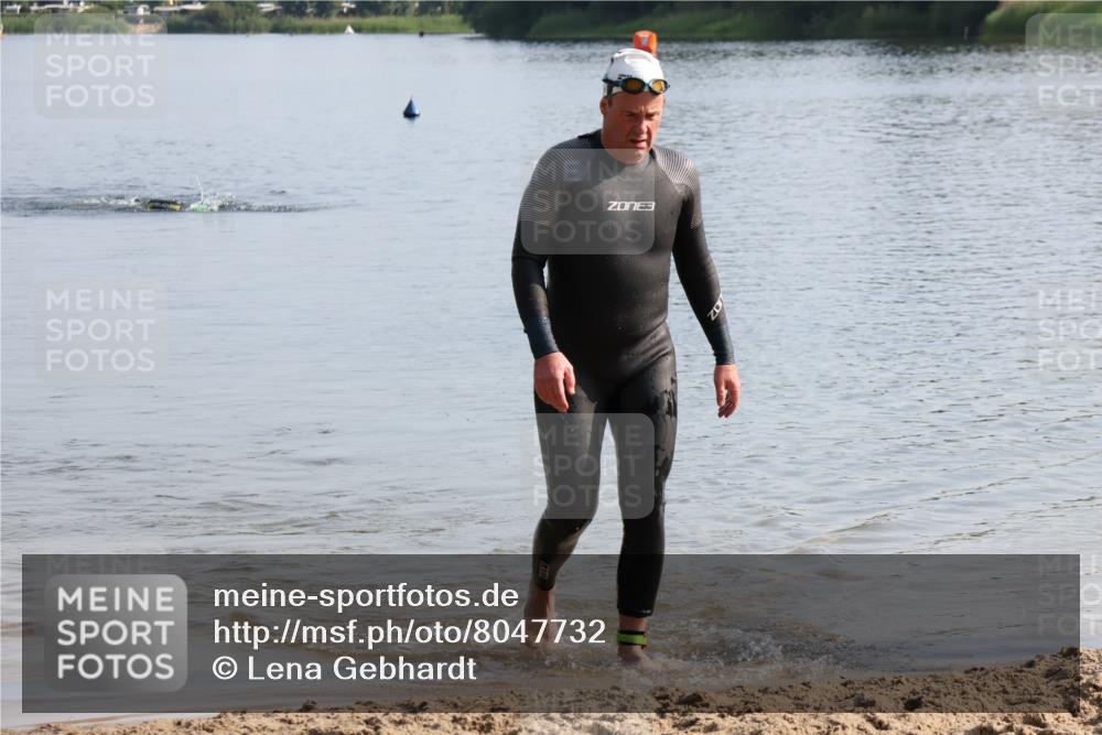 15.06.2025 - 27. Vierlanden-Triathlon Lena Gebhardt http://msf.ph/oto/8047732 15.06.2025 08:52:42 Schwimmen 98, 163, 233 meine-sportfotos.de