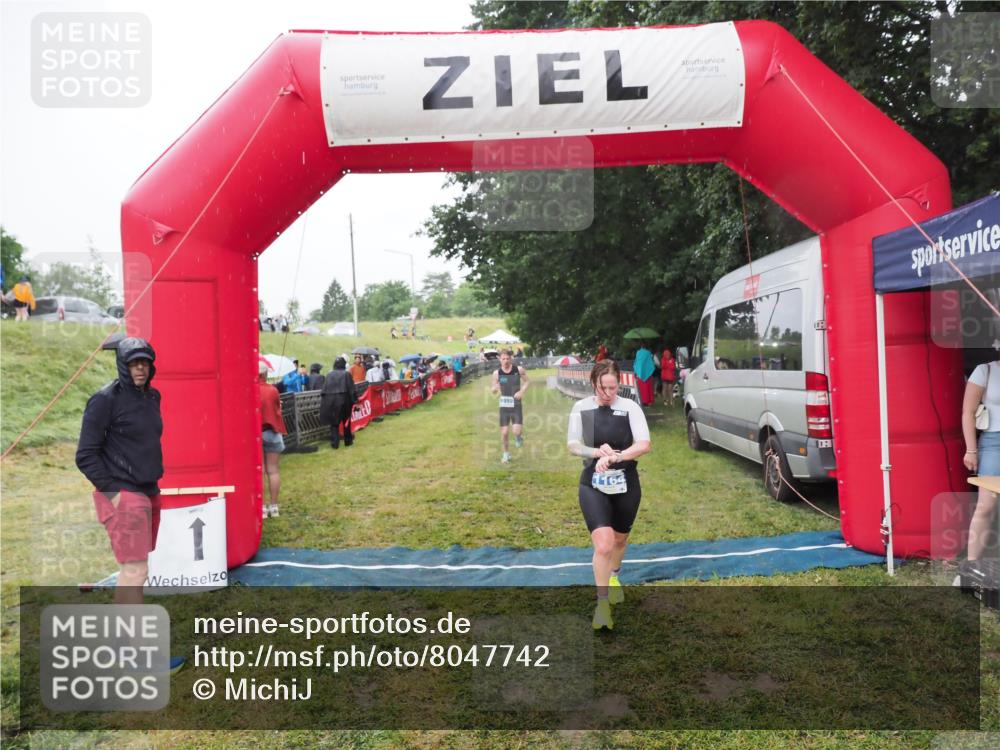 21.06.2025 - 27. Vierlanden-Triathlon MichiJ http://msf.ph/oto/8047742 15.06.2026 14:14:42 Ziel 1164, 1312 meine-sportfotos.de
