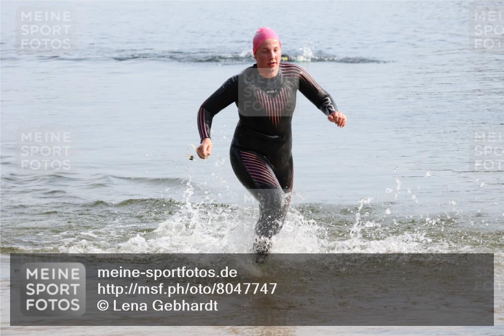 15.06.2025 - 27. Vierlanden-Triathlon Lena Gebhardt http://msf.ph/oto/8047747 15.06.2025 08:52:47 Schwimmen 98, 233 meine-sportfotos.de