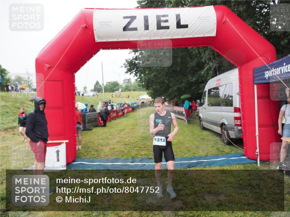 21.06.2025 - 27. Vierlanden-Triathlon MichiJ http://msf.ph/oto/8047752 15.06.2026 14:14:44 Ziel 1164, 1312 meine-sportfotos.de