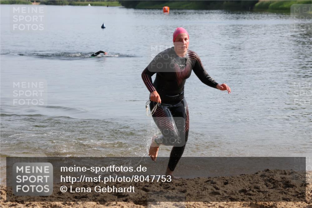 15.06.2025 - 27. Vierlanden-Triathlon Lena Gebhardt http://msf.ph/oto/8047753 15.06.2025 08:52:48 Schwimmen 98, 233 meine-sportfotos.de