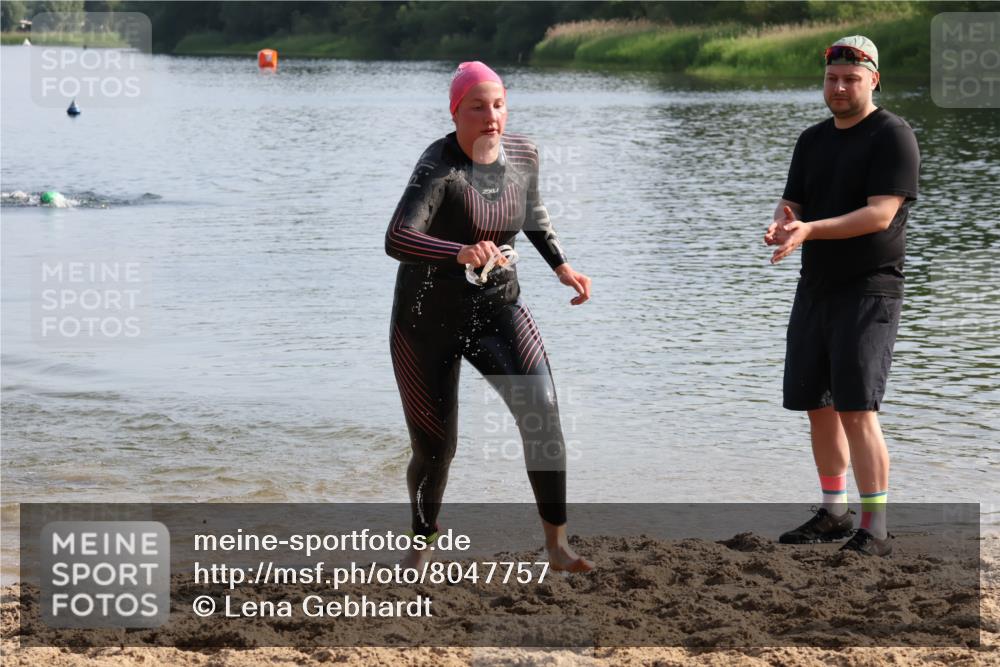 15.06.2025 - 27. Vierlanden-Triathlon Lena Gebhardt http://msf.ph/oto/8047757 15.06.2025 08:52:49 Schwimmen 98, 233 meine-sportfotos.de