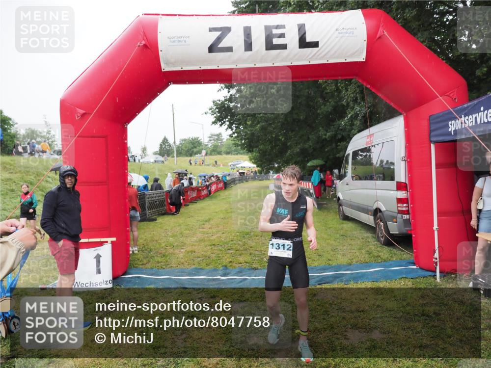 21.06.2025 - 27. Vierlanden-Triathlon MichiJ http://msf.ph/oto/8047758 15.06.2026 14:14:45 Ziel 1164, 1312 meine-sportfotos.de