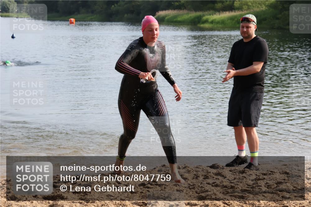 15.06.2025 - 27. Vierlanden-Triathlon Lena Gebhardt http://msf.ph/oto/8047759 15.06.2025 08:52:49 Schwimmen 98, 233 meine-sportfotos.de
