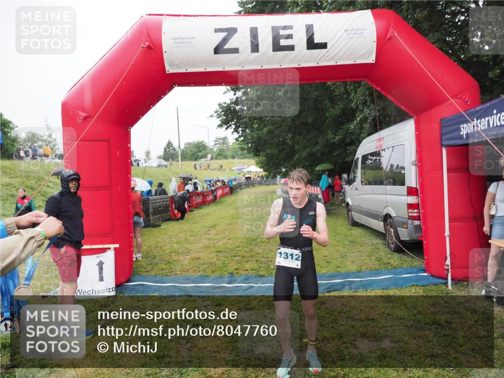 21.06.2025 - 27. Vierlanden-Triathlon MichiJ http://msf.ph/oto/8047760 15.06.2026 14:14:45 Ziel 1164, 1312 meine-sportfotos.de