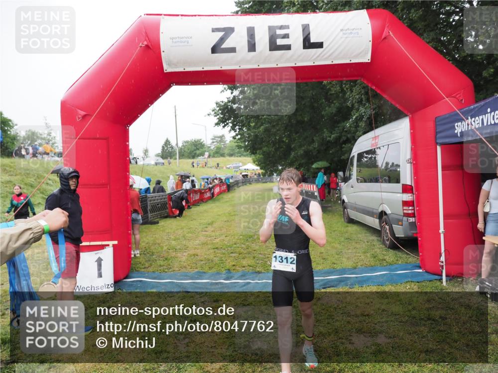 21.06.2025 - 27. Vierlanden-Triathlon MichiJ http://msf.ph/oto/8047762 15.06.2026 14:14:45 Ziel 1164, 1312 meine-sportfotos.de