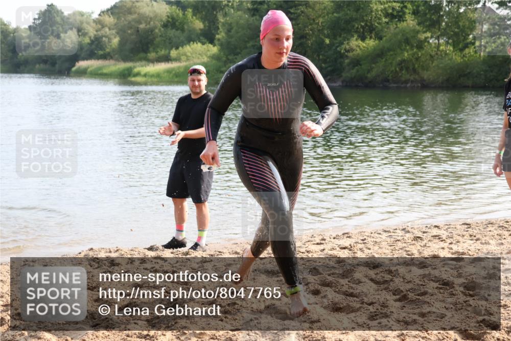 15.06.2025 - 27. Vierlanden-Triathlon Lena Gebhardt http://msf.ph/oto/8047765 15.06.2025 08:52:50 Schwimmen 98, 233 meine-sportfotos.de