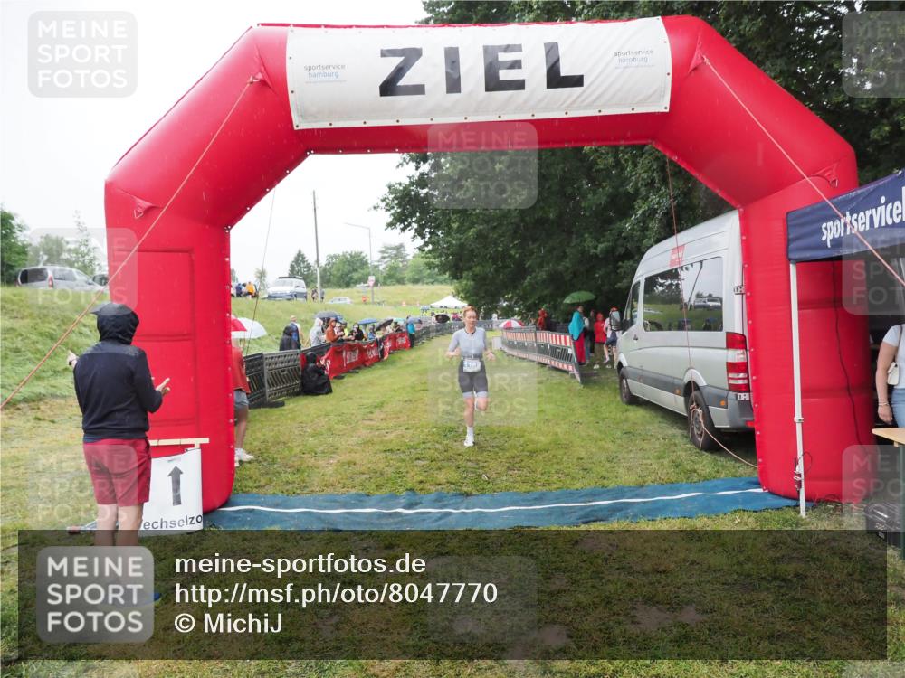 21.06.2025 - 27. Vierlanden-Triathlon MichiJ http://msf.ph/oto/8047770 15.06.2026 14:15:01 Ziel 1189 meine-sportfotos.de
