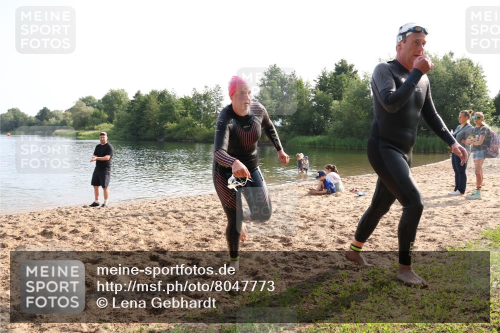 15.06.2025 - 27. Vierlanden-Triathlon Lena Gebhardt http://msf.ph/oto/8047773 15.06.2025 08:52:51 Schwimmen 98, 233 meine-sportfotos.de