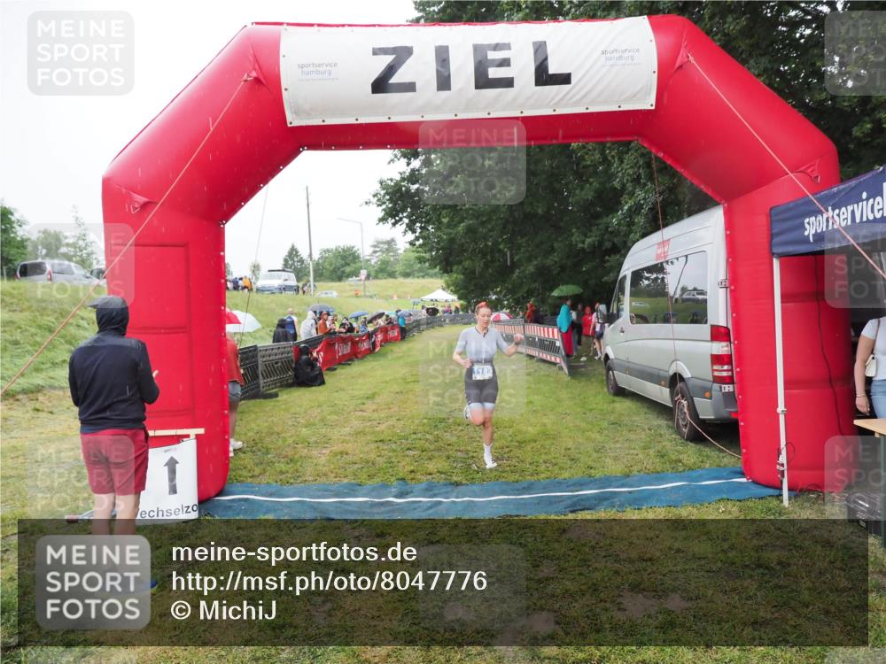 21.06.2025 - 27. Vierlanden-Triathlon MichiJ http://msf.ph/oto/8047776 15.06.2026 14:15:01 Ziel 1189 meine-sportfotos.de