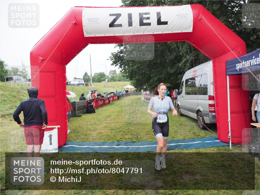 21.06.2025 - 27. Vierlanden-Triathlon MichiJ http://msf.ph/oto/8047791 15.06.2026 14:15:02 Ziel 1189 meine-sportfotos.de