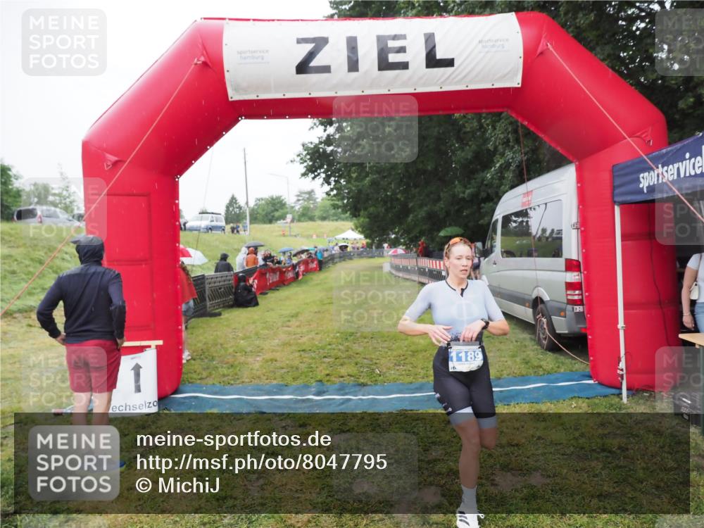 21.06.2025 - 27. Vierlanden-Triathlon MichiJ http://msf.ph/oto/8047795 15.06.2026 14:15:02 Ziel 1189 meine-sportfotos.de