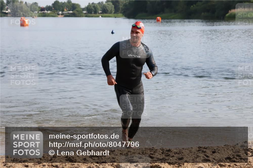 15.06.2025 - 27. Vierlanden-Triathlon Lena Gebhardt http://msf.ph/oto/8047796 15.06.2025 08:53:11 Schwimmen 133, 169 meine-sportfotos.de