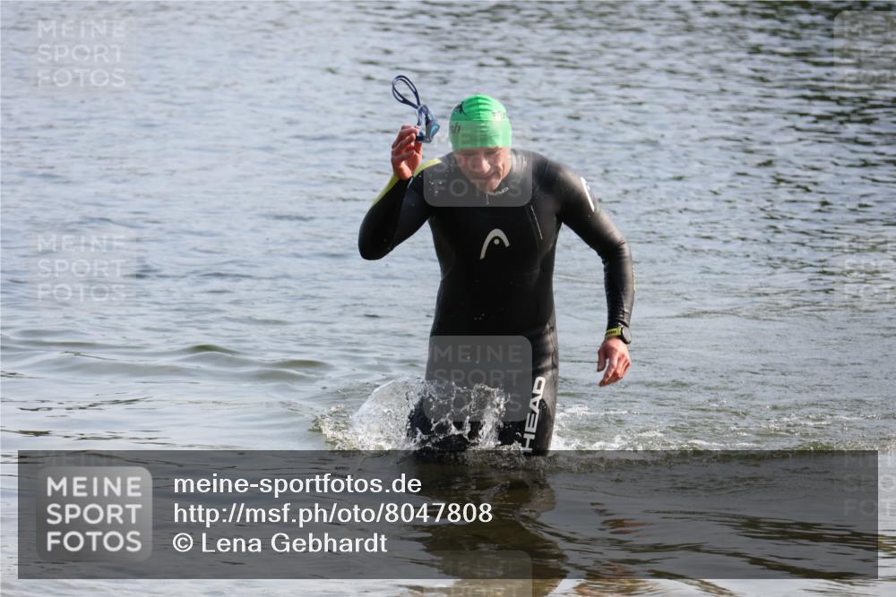 15.06.2025 - 27. Vierlanden-Triathlon Lena Gebhardt http://msf.ph/oto/8047808 15.06.2025 08:53:17 Schwimmen 133, 162, 169 meine-sportfotos.de