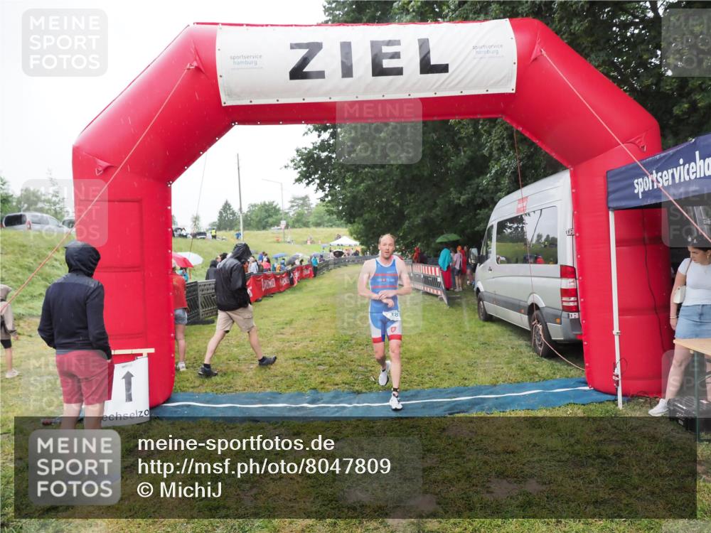 21.06.2025 - 27. Vierlanden-Triathlon MichiJ http://msf.ph/oto/8047809 15.06.2026 14:15:29 Ziel 1278 meine-sportfotos.de